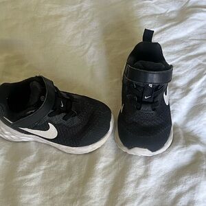 Nike Black and White Baby Hook-and-Loop Sneakers, size 5c, early walkers.